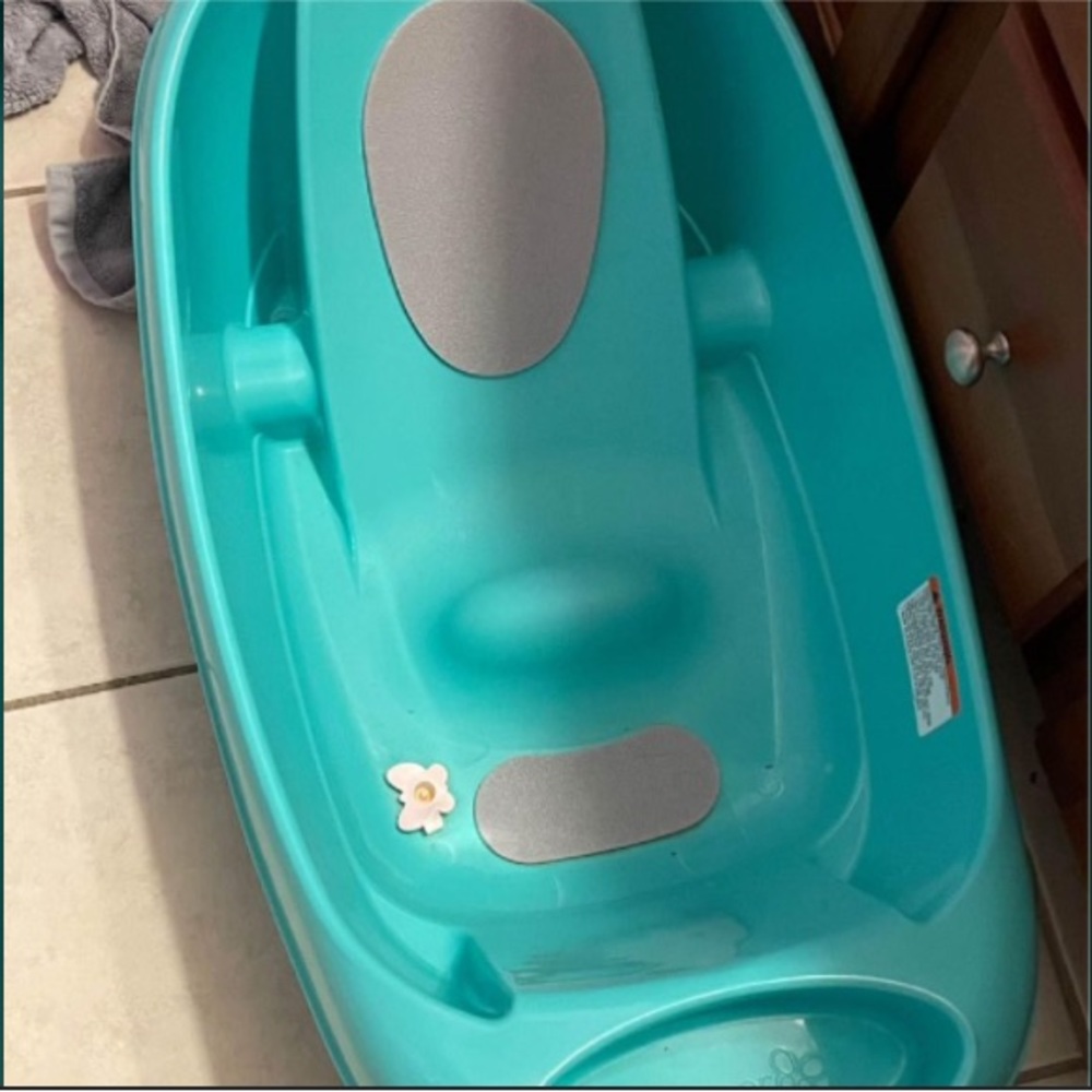 Selling infant bath tub. Still in perfect condition.
